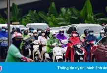 Đường phố Hà Nội ùn tắc kéo dài sau cơn mưa