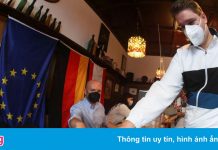 Đảng của bà Merkel đang thua sát nút đối thủ