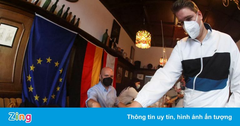 Đảng của bà Merkel đang thua sát nút đối thủ