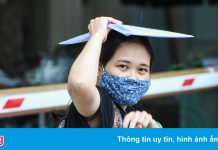 Người Hà Nội đội mưa xin cấp giấy đi đường mới