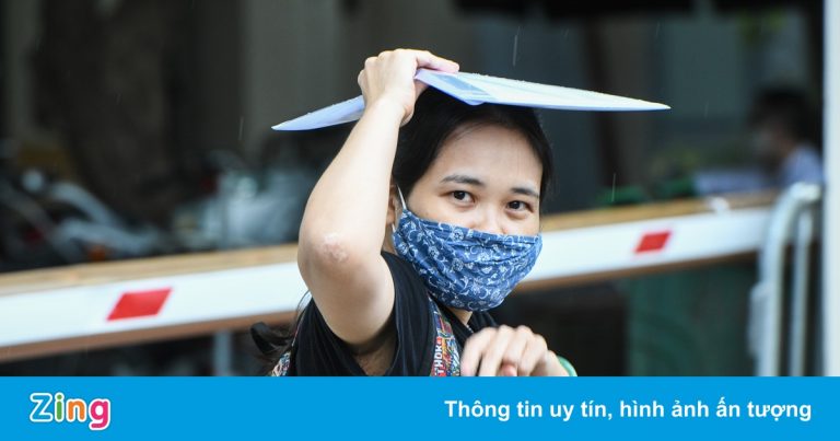 Người Hà Nội đội mưa xin cấp giấy đi đường mới Người Hà Nội đội mưa xin cấp giấy đi đường mới