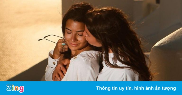 Nữ cầu thủ nổi tiếng Thụy Sĩ công khai bạn gái