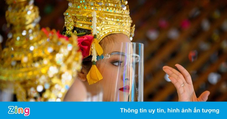 Những ngày ‘vừa nín thở vừa mở cửa’ ở Thái Lan