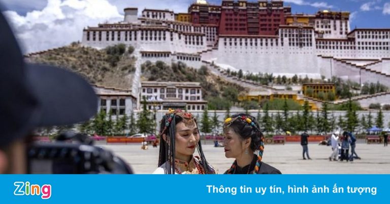 Hướng dẫn viên du lịch Trung Quốc livestream kiếm sống