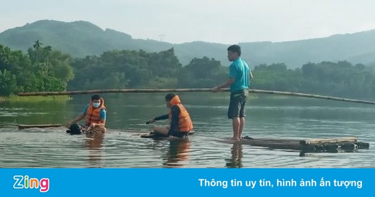 Lật nhà bè trên hồ thủy lợi, 2 người tử vong