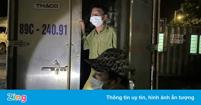 Tài xế giấu bố trong thùng xe khi qua chốt kiểm soát dịch