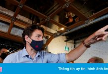 Người phản đối tiêm chủng ném sỏi vào thủ tướng Canada