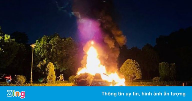 Ôtô BMW bốc cháy ở Hà Nội Ôtô BMW bốc cháy ở Hà Nội