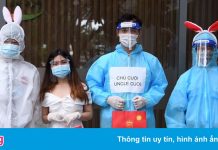 Cư dân ở TP.HCM hóa chị Hằng, chú Cuội phát quà Trung thu