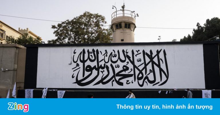 Đúng ngày 11/9, Taliban treo cờ ở dinh tổng thống