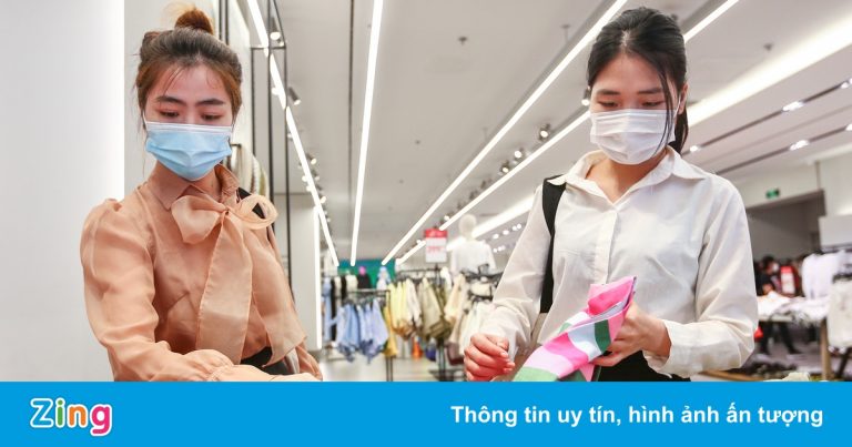 Trung tâm thương mại ở Hà Nội ngày đầu đón khách trở lại