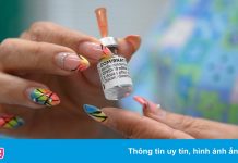 FDA cấp phép tiêm vaccine Pfizer mũi thứ ba cho người lớn tuổi