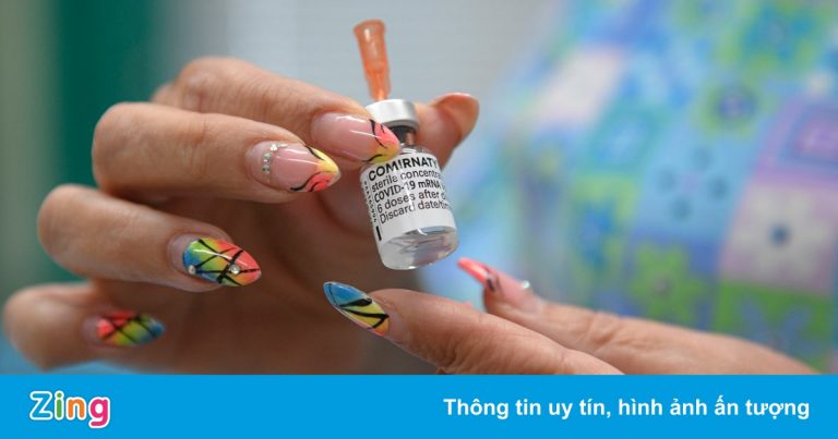 FDA cấp phép tiêm vaccine Pfizer mũi thứ ba cho người lớn tuổi