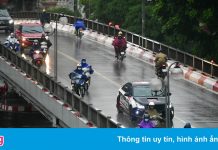 Hà Nội mưa lớn, đường vẫn đông đúc xe cộ giữa lúc giãn cách