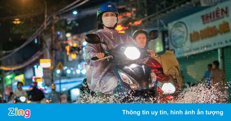 TP.HCM mưa to kèm gió giật mạnh