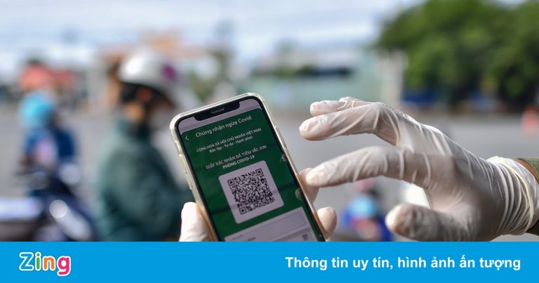 TP.HCM thí điểm cấp mã QR cho người dân 3 quận, huyện trở lại làm việc