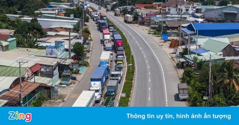 Cảnh ùn ứ xe container ở Bình Dương