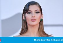 Người mẫu bị rơi váy trên thảm đỏ Liên hoan phim Venice