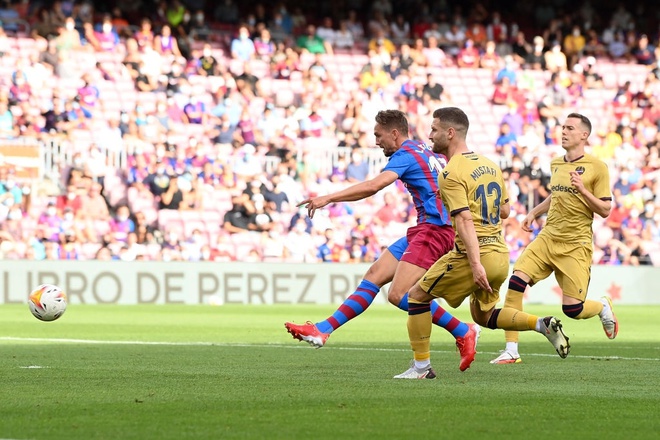 Barca 2-0 Levante: Depay, De Jong ghi bàn