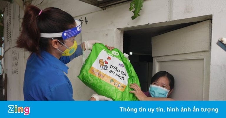Hơn 400.000 người TP.HCM khó khăn do Covid-19 được tặng túi an sinh Hơn 400.000 người TP.HCM khó khăn do Covid-19 được tặng túi an sinh