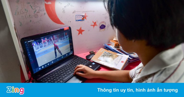 Trẻ mệt mỏi vì học online 6 tiếng một ngày