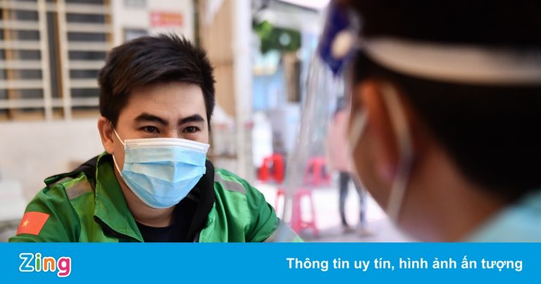 Đề xuất sớm tiêm vaccine cho shipper và 7 nhóm lao động tại TP.HCM