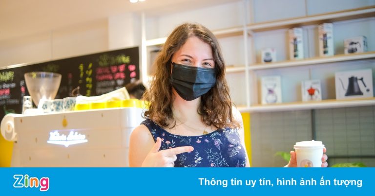 Lác đác người đi mua cà phê khi Hà Nội nới lỏng giãn cách