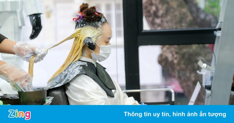 Xin nghỉ làm một ngày để đi xếp hàng, cắt tóc