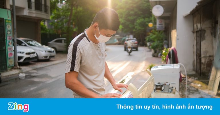 Thợ sửa điện lạnh ở Hà Nội: ‘Chưa lúc nào rảnh rỗi như vậy’