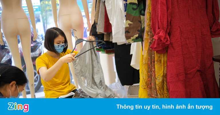 Shop thời trang, mỹ phẩm rục rịch đón khách