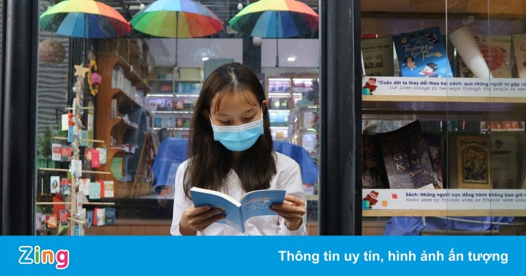 Cửa hàng sách sẵn sàng cho ngày hoạt động trở lại