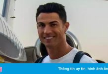 Ronaldo được ban lãnh đạo Man United đón ở sân bay