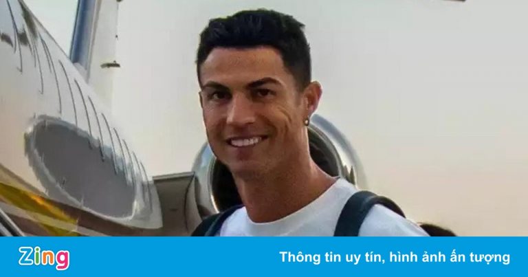 Ronaldo được ban lãnh đạo Man United đón ở sân bay