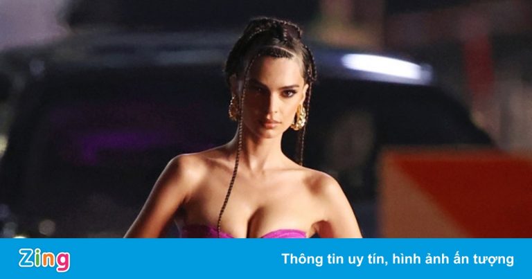 Emily Ratajkowski diễn thời trang sau khi sinh con