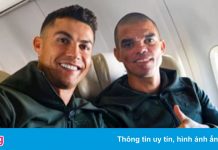 Ronaldo xem lại bàn thắng lịch sử trên xe buýt