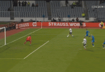 Timo Werner sút ra ngoài khi đối diện khung thành trống Werner anh 1