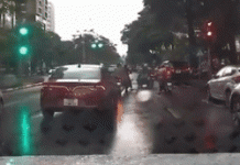 Xế hộp tông nhiều người dừng chờ đèn đỏ Xe hop tong nhieu nguoi cho den do anh 1