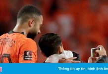 Depay chụp ảnh cùng CĐV nhí ở Hà Lan