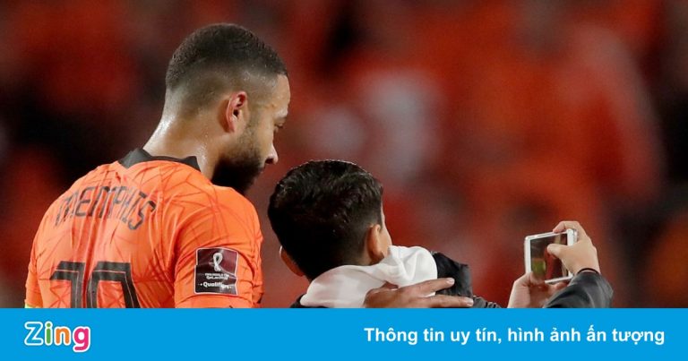 Depay chụp ảnh cùng CĐV nhí ở Hà Lan