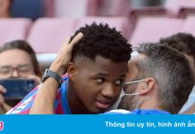 Ansu Fati ăn mừng cùng bác sĩ sau khi ghi bàn