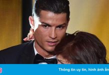 Mẹ Ronaldo khóc khi con trai ghi bàn