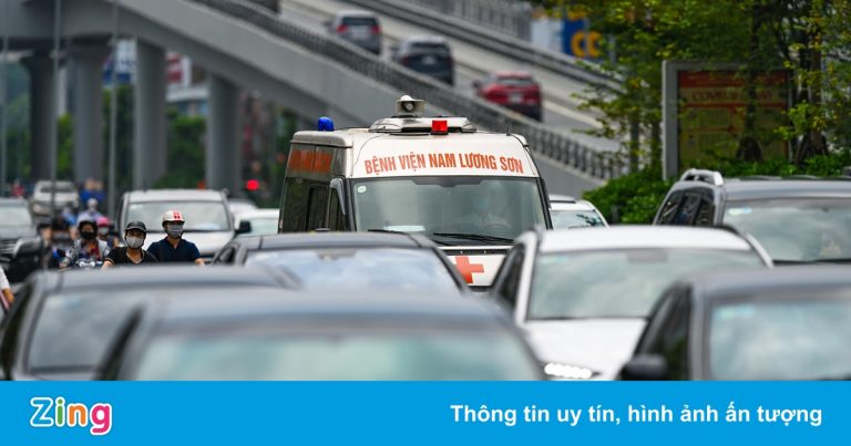 Xe cứu thương chen giữa dòng ôtô ngày đầu Hà Nội dỡ 39 chốt kiểm soát