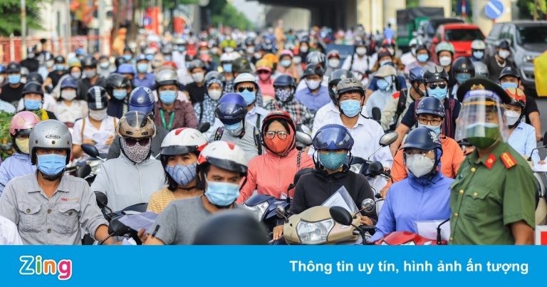 Ùn ứ giao thông ngày đầu Hà Nội kiểm soát vùng đỏ