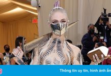 Bạn gái Elon Musk cầm kiếm làm từ súng