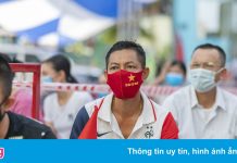 Người dân Quảng Ninh tuân thủ xếp hàng chờ tiêm vaccine ngừa Covid-19