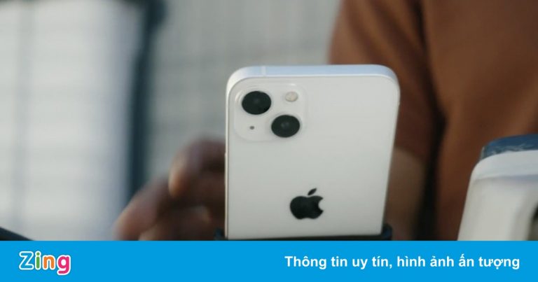 Apple gắn iPhone 13 lên xe máy, tự mâu thuẫn chính mình