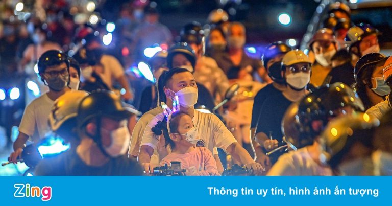 Phó bí thư Hà Nội: ‘Không thể chấp nhận việc ra đường đông như vậy’