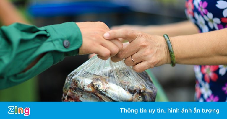 Cán bộ phường ở TP.HCM thêm tên người thân vào danh sách nhận hỗ trợ