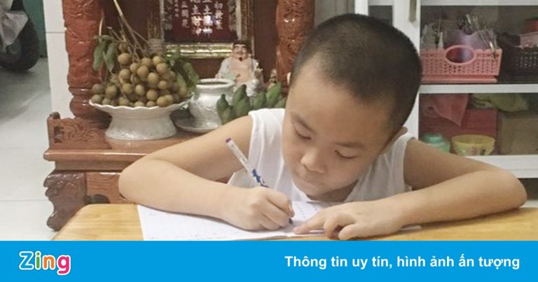 Cậu học trò lớp 2 ở TP.HCM được hỗ trợ sách giáo khoa Cậu học trò lớp 2 ở TP.HCM được hỗ trợ sách giáo khoa