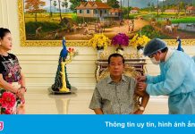Thủ tướng Hun Sen và vợ được tiêm mũi vaccine thứ ba